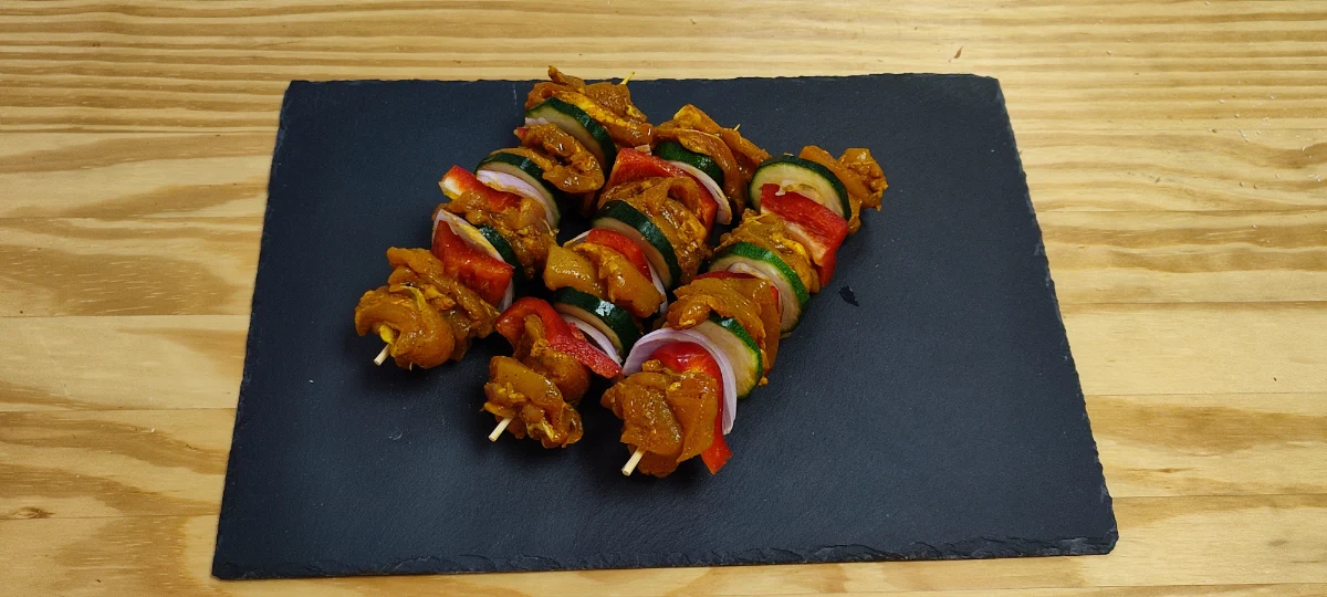 Brochetas de muslo de pollo con verduras